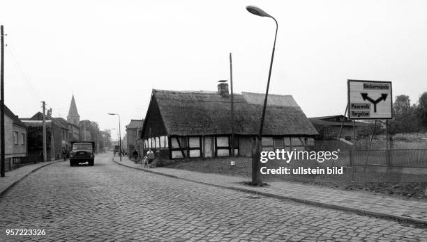 Die Stadt Eggesin in der Uckermark ist ein von der NVA geprägter Ort , aufgenommen 1982. Auf der Kopfsteinpflasterstraße kommt dem Fotografen ein...