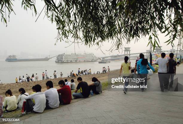 Junge Leute an einer Uferpromenade in Wuhan, der Hauptstadt der Provinz Hubei. Rund 5.200000 Menschen leben in Wuhan am Yangzi, etwa 750 km in...