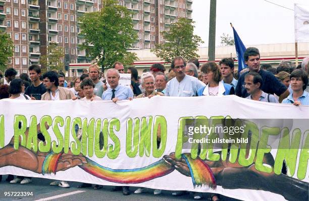 Nach den tagelang andauernden ausländerfeindlichen Krawallen in Rostock-Lichtenhagen findet am 29.8.1992 an gleicher Stelle eine Demonstration gegen...