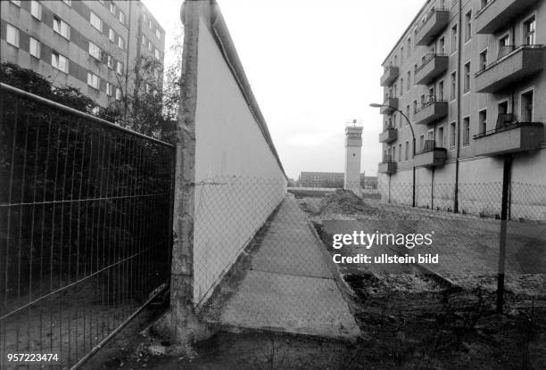 Grenzanlagen der Berliner Mauer in Berlin-Treptow, die den Ost- und West-Teil der Stadt voneinander trennen, aufgenommen am . Mit dem Fall der Mauer...