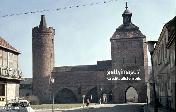 Blick zum Steintor mit dem Hungerturm in Bernau, aufgenommen 1965. Seit 1882 werden im Steintor als Teil vom Heimatmuseum die Schätze der...