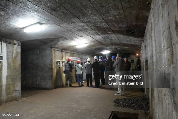 Besucher besichtigen das Tunnelsystem von Schloss Fürstenstein im polischen Niederschlesien im Gebiet Säuferhöhen " Osowka bei Waldenburg . Im...