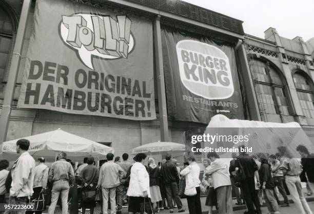 Essen, wie im Westen 07.1990 eröffnet ein Fastfood-Restaurant der Burger-King-Kette am Hauptbahnhof Dresden. Damit können bereits in der Wendezeit...