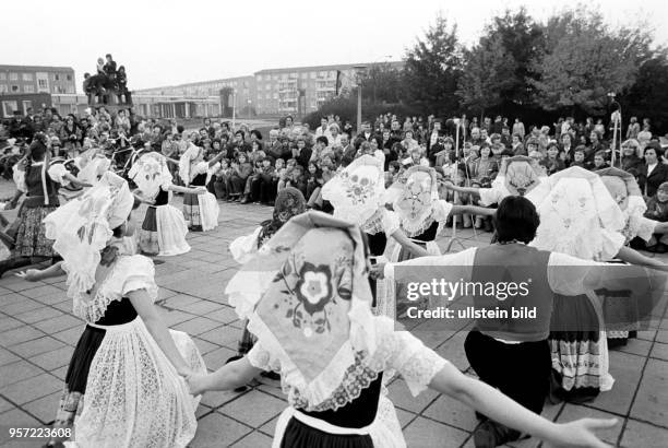 Die Frauen und Männer vom Tanzensemble "Freundschaft" der Deutschen Post treten am , dem Tag der Republik, im Neubaugebiet Leipziger Straße in...