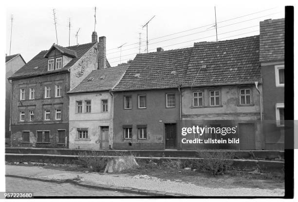 Alte marode Wohnhäuser säumen das Flüßchen "Die böse Sieben" in der Gegend um den Lutherweg in Eisleben, aufgenommen im November 1981. In...