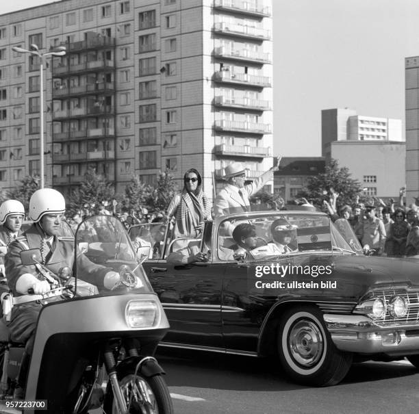 Die indische Ministerpräsidentin Indira Ghandi fährt im offenen Wagen, begleitet von einer Motorrad-Escorte, gemeinsam mit Erich Honecker,...