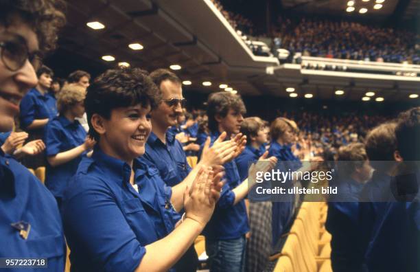 Jugendliche im Blauhemd der FDJ applaudieren im Palast der Republik in Berlin , aufgenommen im Mai 1985 beim XII. Parlament der Freien Deutschen...