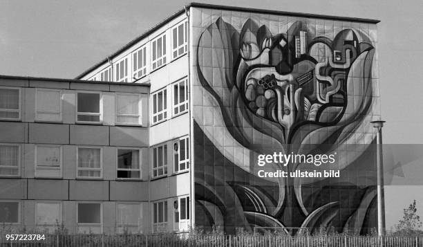 Die Außenfassade dieses in Plattenbauweise errichteten Hauses ein iner modernen Wohnsiedlung wurde kunstvoll verziert, aufgenommen 1981 in der...