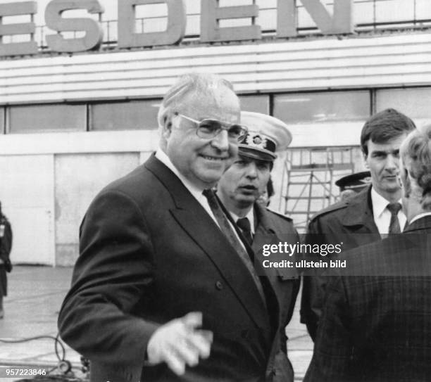 Bundeskanzler Helmut Kohl , aufgenommen am nach seiner Ankunft auf dem Flughafen Dresden. Er besucht ein Fußballspiel einer deutsch-deutschen...