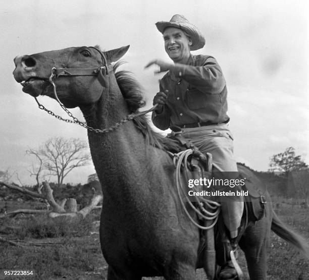 Ein Bauer aus der Provinz Pinar del Rio auf einem Pferd auf dem Weg zur Feldarbeit, aufgenommen 1962.