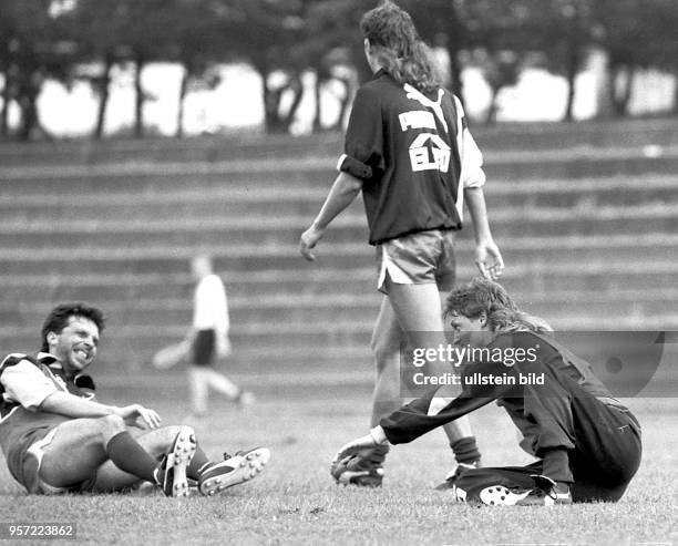 Die Rostocker Hansa-Spieler Juri Schlünz, Gernot Alms und Torhüter Jens Kunath im Training in der Saison 1990/91 der Fußball-Oberliga Nordost . Der...