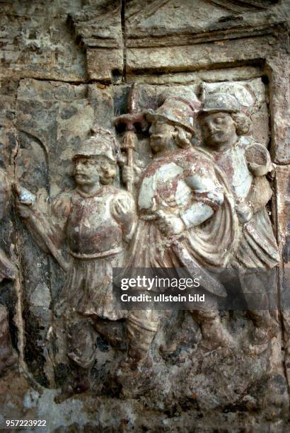 Blick auf geborgene Teile des Altars an der Ruine der Frauenkirche in Dresden, aufgenommen am . Experten diagnostizierten jeden Stein, um ihn zu...