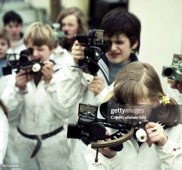 Mädchen und Jungen der Arbeitsgemeinschaft der Jungen Matrosen auf dem Pionierschiff "Vorwärts" in Rostock lernen die klassische Standortbestimmung...