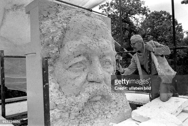 Der Bildhauer Jo Jastram arbeitet in Kneese bei Rostock an seiner ca. Fünf Meter hohen Karl-Marx-Stele, aufgenommen 1979. Das Karl-Marx-Denkmal wurde...