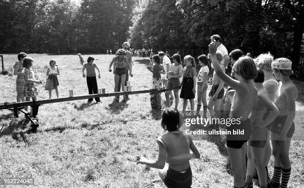 Die Schüler einer Klasse an der 59. Polytechnischen Oberschule "Max Zimmering" in Dresden Weißer Hirsch unternehmen im Sommer 1984 eine Radtour in...