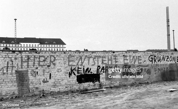 Erwartungen an den baldigen Abriss der Berliner Mauer werden im März 1990 unweit des eigentlichen Bauwerks auf einer "Maueridylle" im Osten...