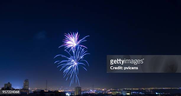 fireworks - fin de año stock pictures, royalty-free photos & images