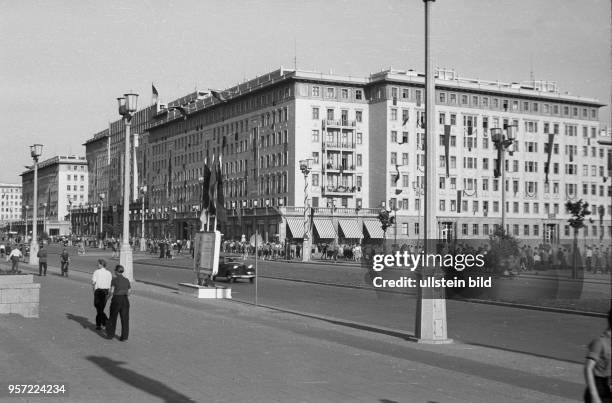 Ostberlin - Stalinallee - erste Neubauten nach dem Zweiten Weltkrieg an der Prachtstraße.