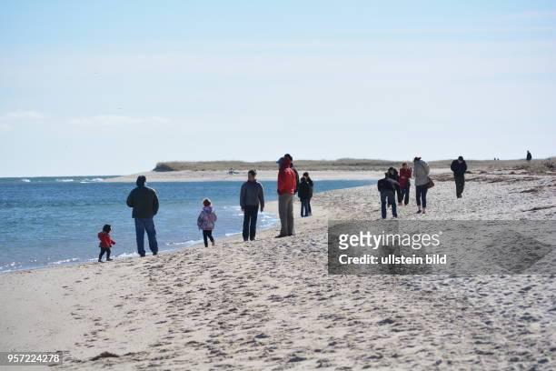 Auch im Herbst ist Halbinsel Cape Cod, hier Spaziergänger am Strand von Chatham, beliebtes Reiseziel in USA. Nur 4 Stunden Autofahrt von New York...