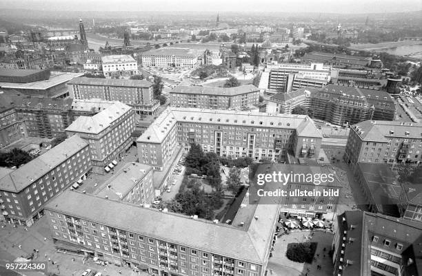 Blick vom Rathausturm auf das Zentrum von Dresden Richtung Elbe mit der Ruine vom Schloss und der Frauenklirche am 26.7.1990 in Richtung Elbe mit der...