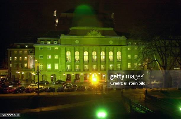 Das Schauspielhaus in Dresden in festlicher Beleuchtung im März 2002. Das Haus auf der Theaterstraße wurde von 1911 bis 1913 von im Stil des...