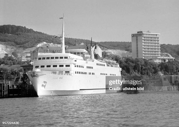 Ein Schiff hat im Fährhafen Saßnitz angelegt, aufgenommen 1970. Im Hintergrund das "Rügen-Hotel". Von Saßnitz besteht die kürzeste Seeverbindung nach...