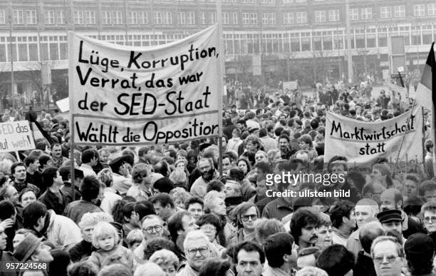 Am findet auf dem Alexanderplatz in Berlin-Mitte eine Großkundgebung der SPD der DDR statt, an der Zehntausende teilnehmen. Mit Parolen auf...