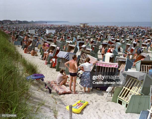 Dicht gedrängt stehen die Strandkörbe am Warnemünder Ostseestrand, an dem Jung und Alt ihre Ferien genießen, aufgenommen 1985. In der Mitte ein...