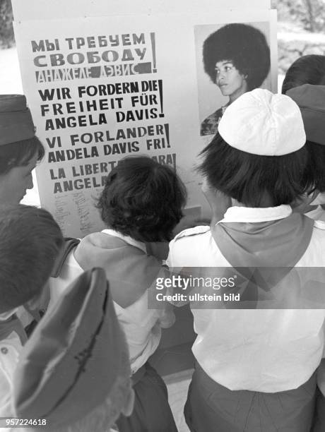 Pioniere im Pionierlager Artek auf der Krim unterschreiben eine Solidaritätsadresse für die US-amerikanische Bürgerrechtlerin Angela Davis,...