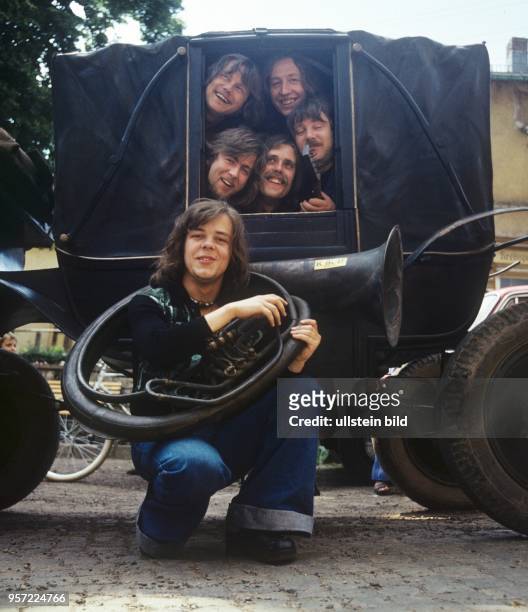 Die Mitglieder der Musikgruppe Karat posieren vor einer alten Kutsche im Kurort Finsterbergen , undatiertes Foto von 1976.