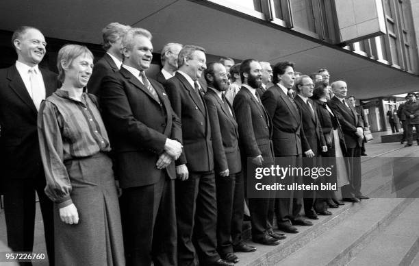 Die erste und letzte frei gewählte Regierung der DDR stellt sich auf der Treppe vor dem Palast der Republik den Fotografen, aufgenommen am .