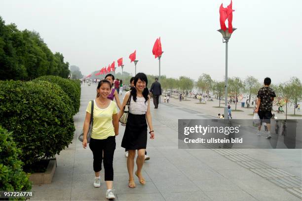 Junge Leute auf dem Eingang zu einer neuen Uferpromenade in Wuhan, der Hauptstadt der Provinz Hubei. Rund 5.200000 Menschen leben in Wuhan am Yangzi,...