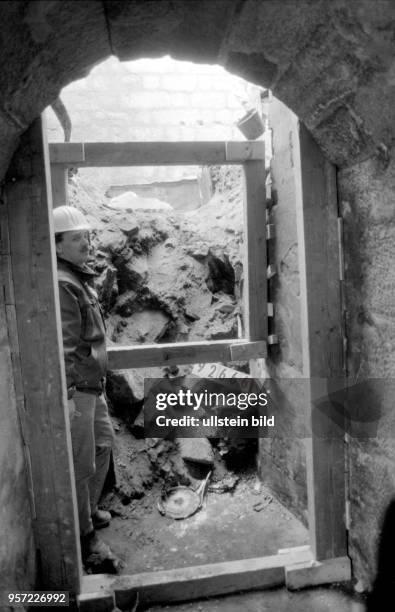 Blick in eine noch zum Teil verschüttete Grabkammer in der Ruine der Frauenkirche in Dresden während der Sicherungsarbeiten und der Beräumung des...