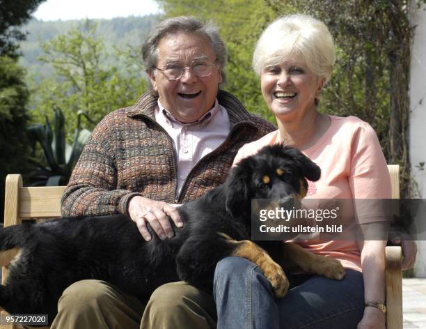Der Tenor und Weltstar Kammersänger Peter Schreier und Ehefrau Renate freuen sich über den "Ruhestand" des Sängers und Dirigenten; Ende 2005 hat er...