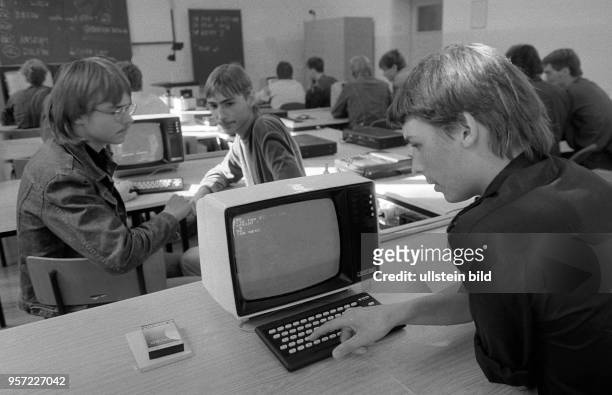 Berufsschüler werden in einem Computerkabinett in Eisleben unterrichtet, aufgenommen 1986.