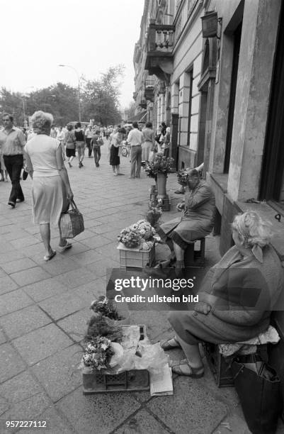 Private Blumenverkäufer in der Altstadt von Warschau, aufgenommen im Juni 1985.