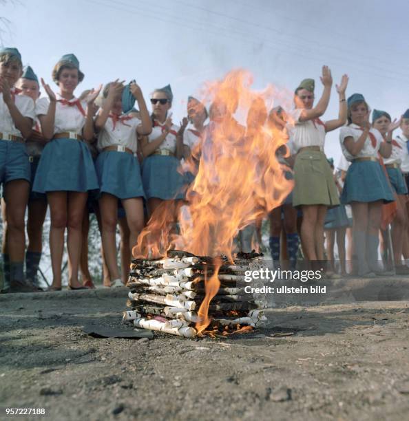 Leninpioniere im Pionierlager Artek auf der Krim klatschen vor einem Feuer, aufgenommen im August 1971. Artek war das zentrale Pionierlager der...