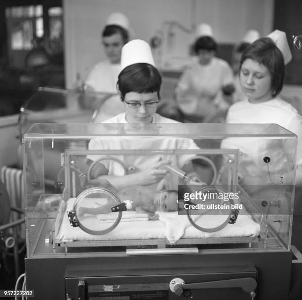 Anfang der 70er-Jahre in der Kinderklinik der Medizinischen Akademie Dresden. In Inkubatoren werden frühgeborene Säuglinge gerettet. Mit künstlicher...