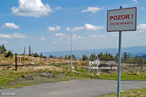 Noch stehen die Grenzwarnschilder und Grenzsperren am tschechisch-polnischen Freundschaftsweg im Riesengebirge, wie hier auf tschechischer Seite,...