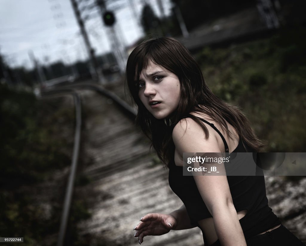 Garota na estação de trem