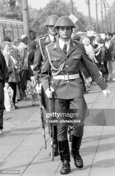 Soldaten ziehen im Mai 1990 vor dem Mahnmal für die Opfer des Faschismus Unter den Linden in Berlin zur Ablösung auf. Viele Touristen beobachten das...