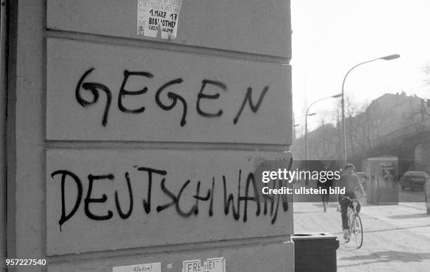 "Gegen Deutschwahn" ist an eine Hauswand in Berlin , Stadtteil Prenzlauer Berg geschrieben, aufgenommen im März 1990. Im Wahlkampf zu den ersten...