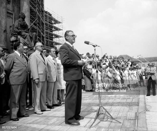 Mehr als 30 Jahre nach der Zerstörung der Dresdner Semperoper im Zweiten Weltkrieg wird am 24.6.1977 in einem Festakt die Grundsteinlegung zum...