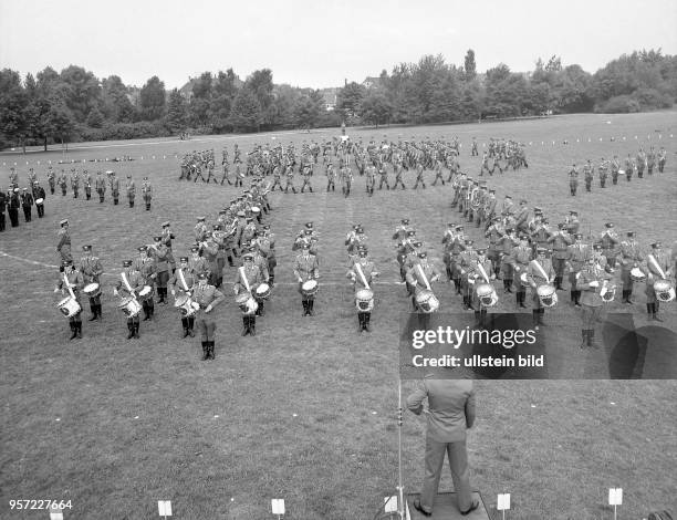 Ein Musikkorps der Nationalen Volksarmee probt auf dem Alaunplatz in Dresden für das Konzert zu den Arbeiterfestpiele im Juni 1976 in der Elbestadt....