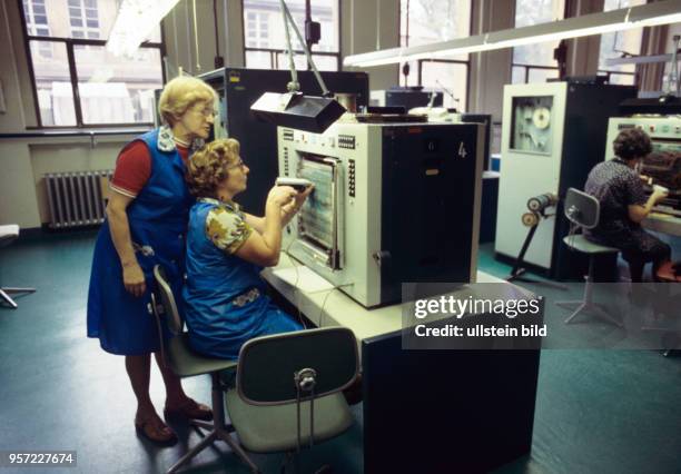 Eine Arbeiterin beim Verdrahten im VEB RAFENA-Werke Radeberg, einem Betrieb des VEB Kombinat Robotron, undatiertes Foto von 1980. In dem Betrieb...