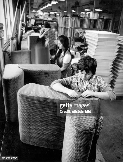 Arbeiterinnen nähen im VEB Polstermöbel Rabenau, Betrieb im Möbelkombinat Dresden, Bezüge über Sitzgruppenteile, aufgenommen 1980. Schon zu...