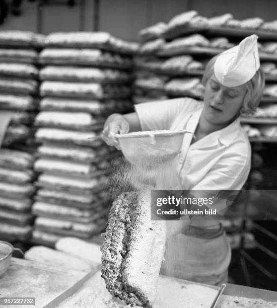 Anfang der 70er-Jahre werden im VEB Backwarenkombinat Dresden mit leckeren Zutaten Christstollen für die HO-Geschäfte in Sachsen und für den Export...