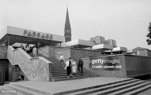 Blick auf die Passage in der Innenstadt von Frankfurt an der Oder, im Hintergrund die Heilig-Kreuz-Kirche, aufgenommen 1988.