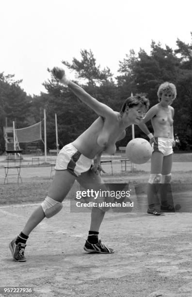 Eine Gruppe halbnackter Frauen spielt auf einem Sportplatz am Zeesener See in Senzig-Waldesruh, wo versteckt in waldreicher Gegend das über 60 Jahre...