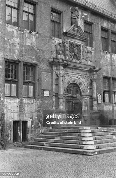 Blick um 1960 auf das Renaissance-Portal des Quedlinburger Rathauses. Die Fachwerk-Stadt Quedlinburg gehört mit ihrem mittelalterlichen Stadtkern als...